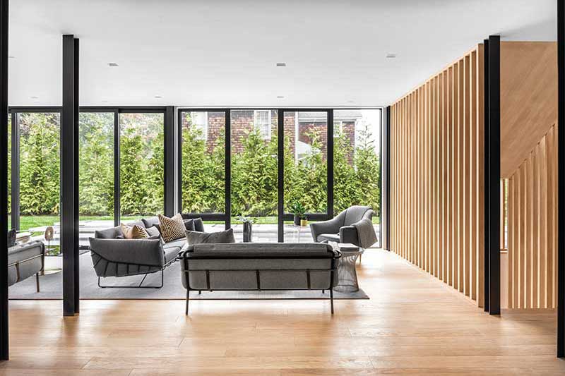 An open floor plan characterizes a modern Sag Harbor home, elevating open views through Marvin Modern Casement, Direct Glaze, and Awning windows.