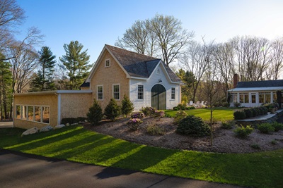 A traditional home in Duxbury, Massachusetts, featuring Marvin Elevate Double Hung and Elevate Direct Glaze windows.